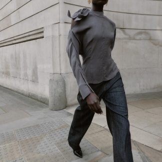 BLUSA CON HOMBROS DESCUBIERTOS Y LAZO